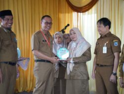 Guru dan Sekolah di HSS Diganjar Penghargaan