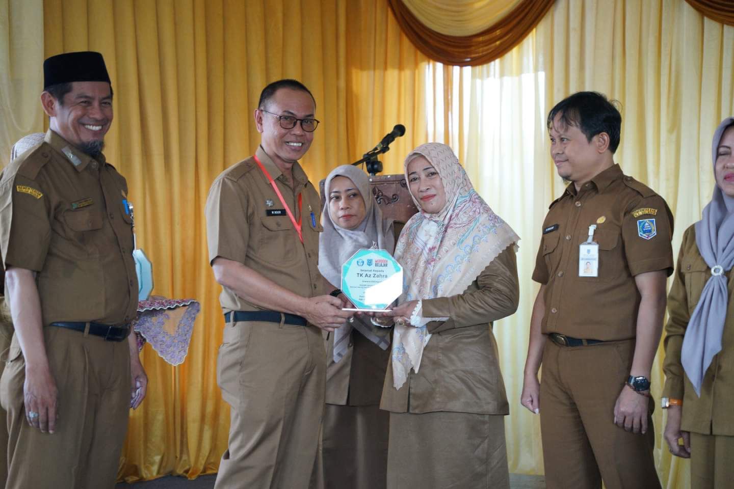 Penyerahan trofi penghargaan pemanfaatan belajar.id di Kabupaten HSS. (Foto: Disdikbud HSS/Koranbanjar.net)