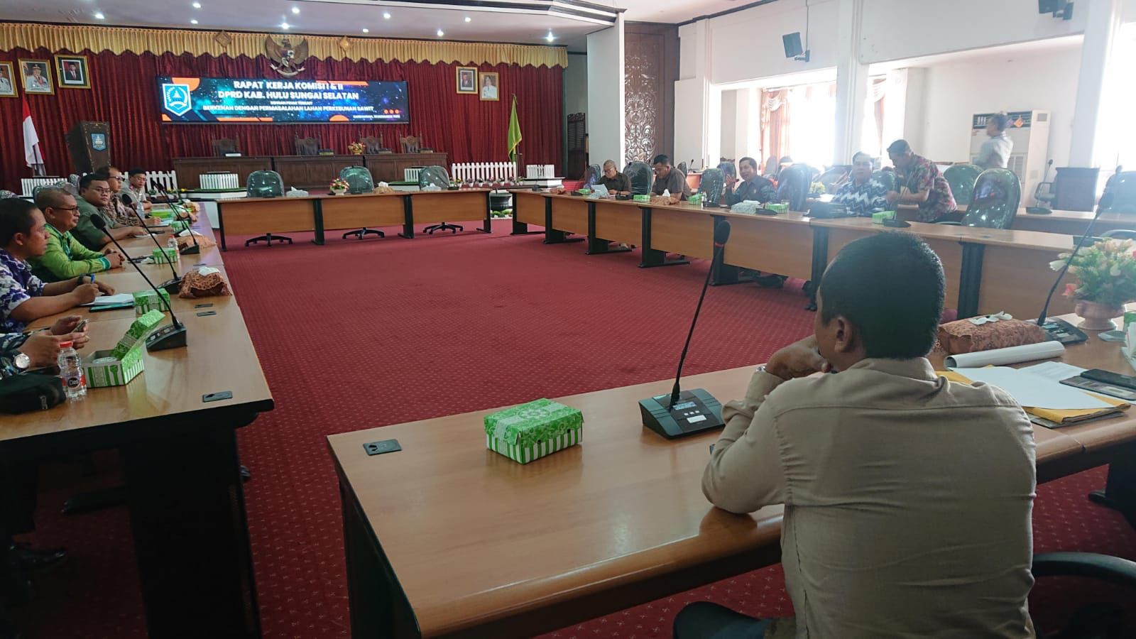 Rapat kerja gabungan Komisi I dan II DPRD Kabupaten HSS, terkait sengketa tanah masyarakat dengan PT SAM, Jumat (22/12/2023). (Foto: Devi/Koranbanjar.net)