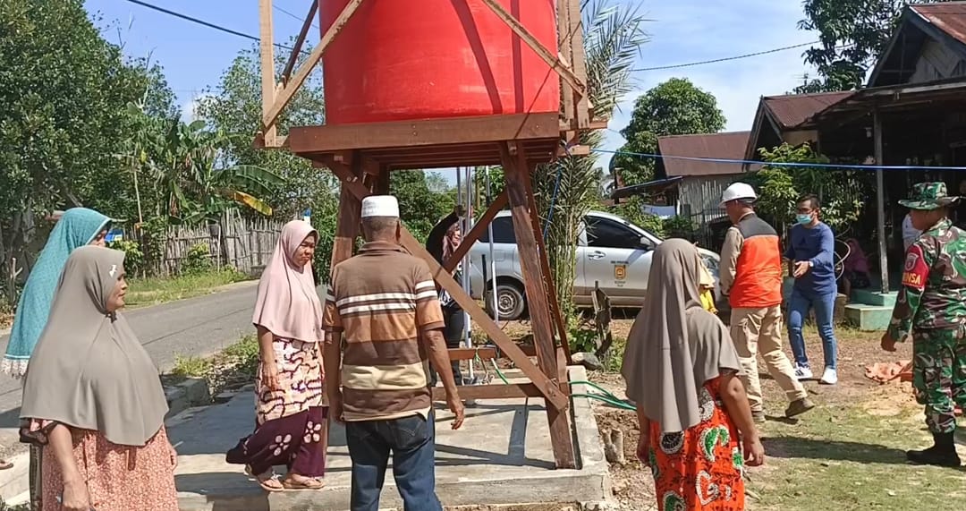 Warga Kelurahan Palm menikmati bantuan sumur bor dari perusahaan, Sabtu (23/12/2023). (Foto: Koranbanjar.net)