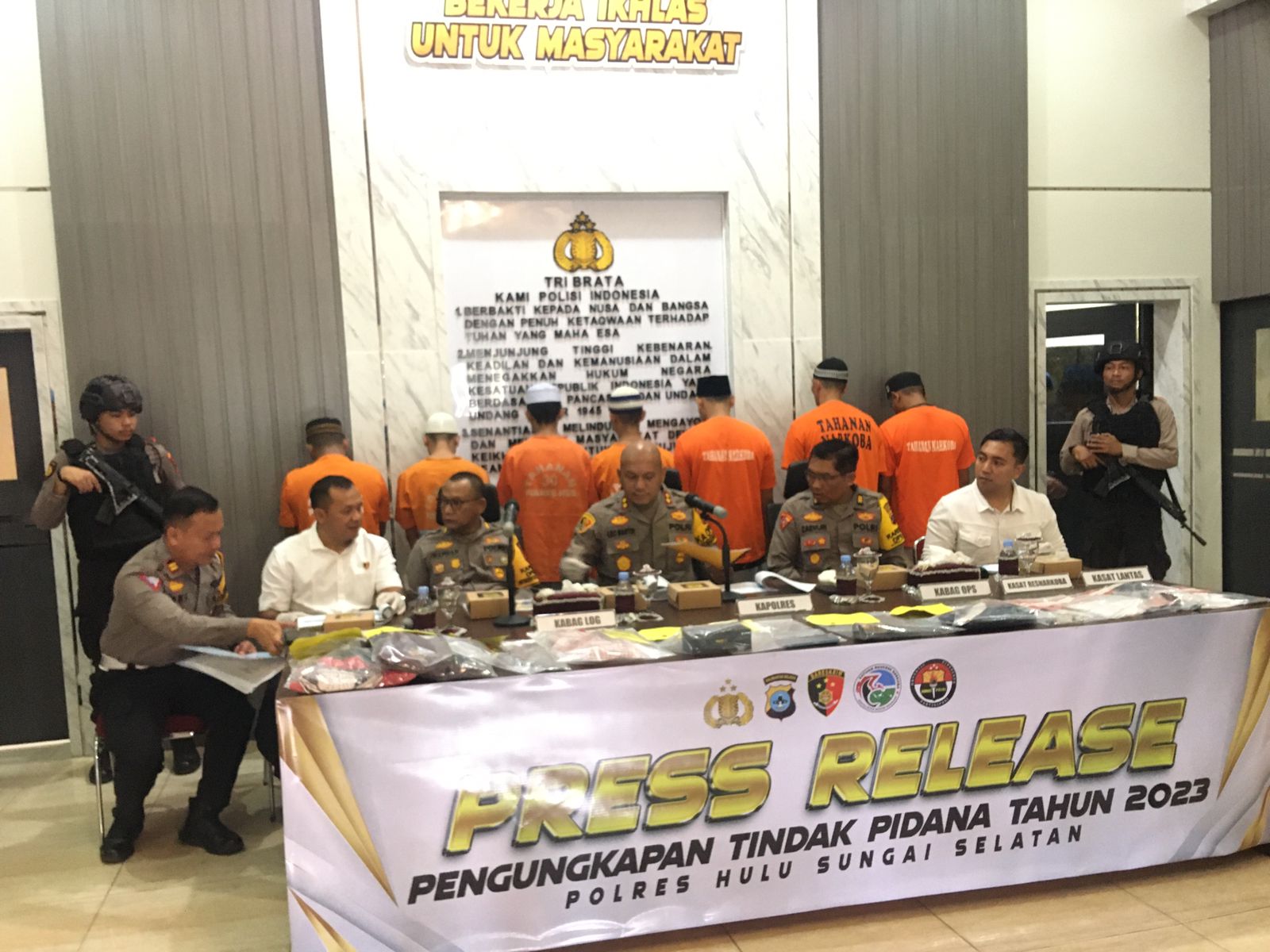Kapolres HSS AKBP Leo Martin Pasaribu, dalam konferensi pers memaparkan hasil ungkap kasus selama tahun 2023. (Foto: Devi/Koranbanjar.net)