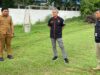 Ketua Umum KONI Kabupaten HSS Rahmat Hidayat (tengah) mengunjungi lapangan sepak bola SMAN 2 Kandangan, Senin (11/12/2023). (Foto: Devi/Koranbanjar.net)