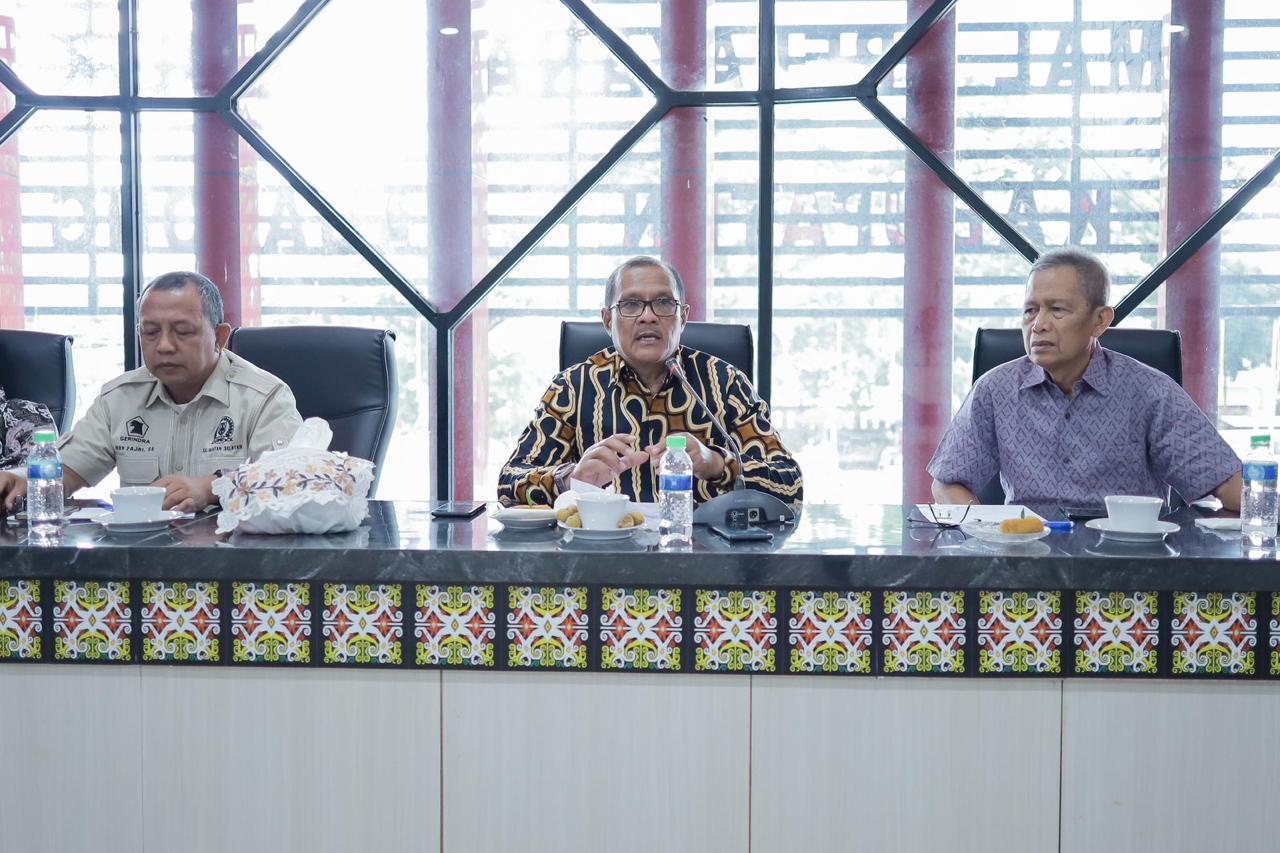 Kunjungan kerja Komisi II DPRD Kalsel ke Dinas Penanaman Modal dan Pelayanan Terpadu Satu Pintu (DPMPTSP) Kabupaten Tabalong, Jumat (8/12/2023). (Foto: Humas DPRD Kalsel/Koranbanjar.net)