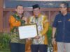 Pj Bupati HSS Hermansyah (kiri) menerima piagam penghargaan dari Gubernur Kalsel Sahbirin Noor (tengah), Jumat (1/12/2023) pagi. (Foto: Prokopim HSS/Koranbanjar.net)