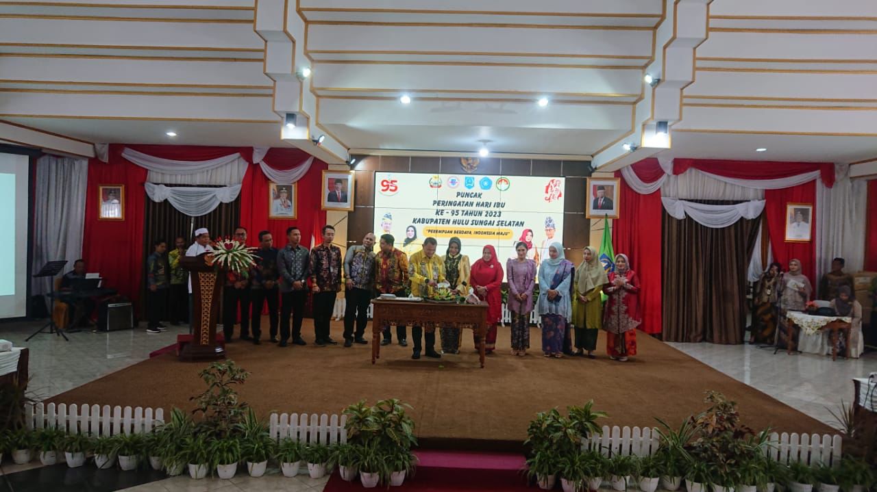 Pemotongan nasi tumpeng peringatan hari Ibu di Kabupaten HSS. (Foto: Devi/Koranbanjar.net)