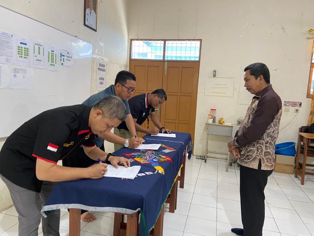 Penandatanganan MoU pembentukan Perseka FA di SMAN 2 Kandangan, Senin (11/12/2023). (Foto: Devi/Koranbanjar.net)