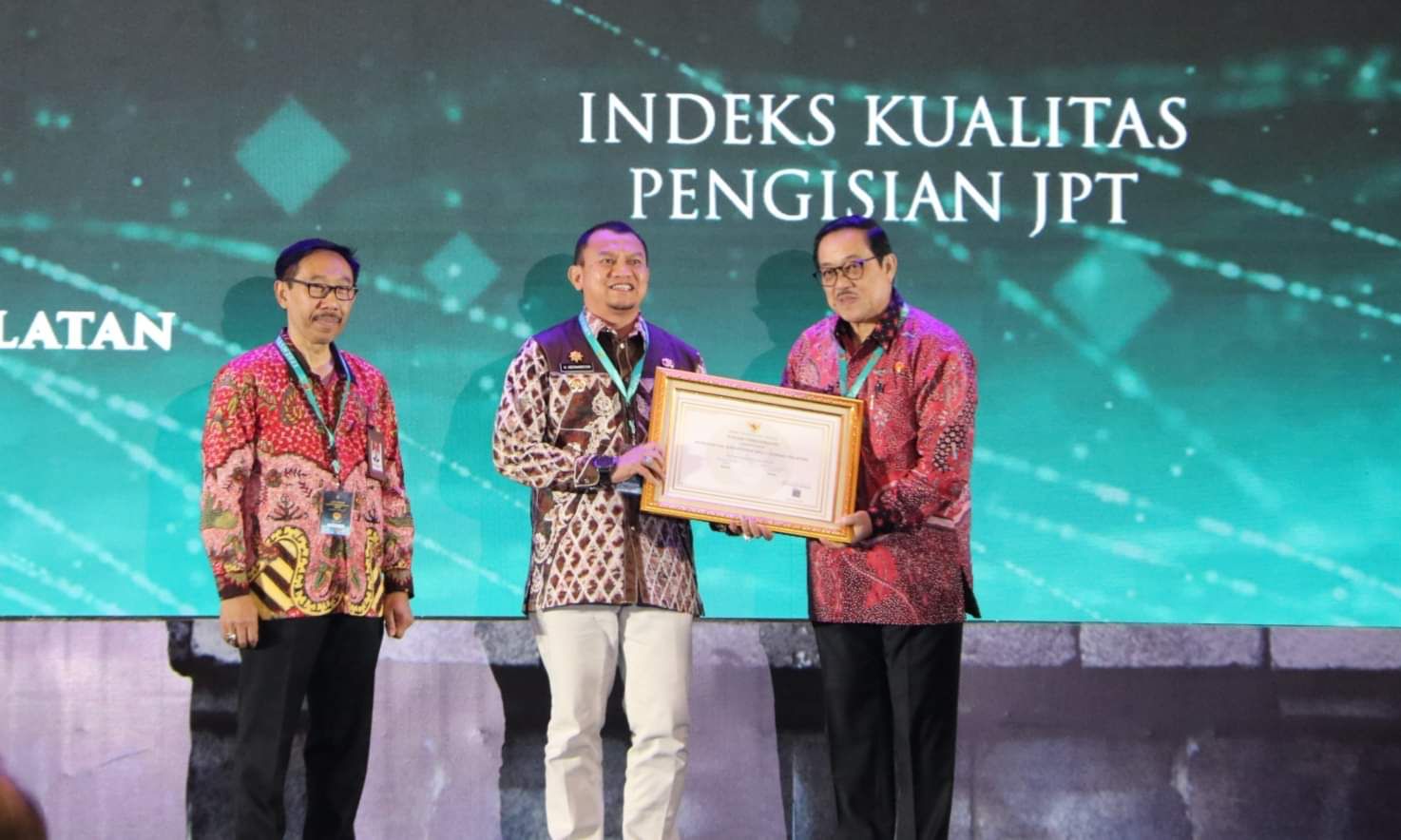 Ketua KASN Agus Pramusinto (kanan) menyerahkan piagam penghargaan kepada Pj Bupati HSS Hermansyah, Kamis (7/12/2023). (Foto: Kominfo HSS/Koranbanjar.net)