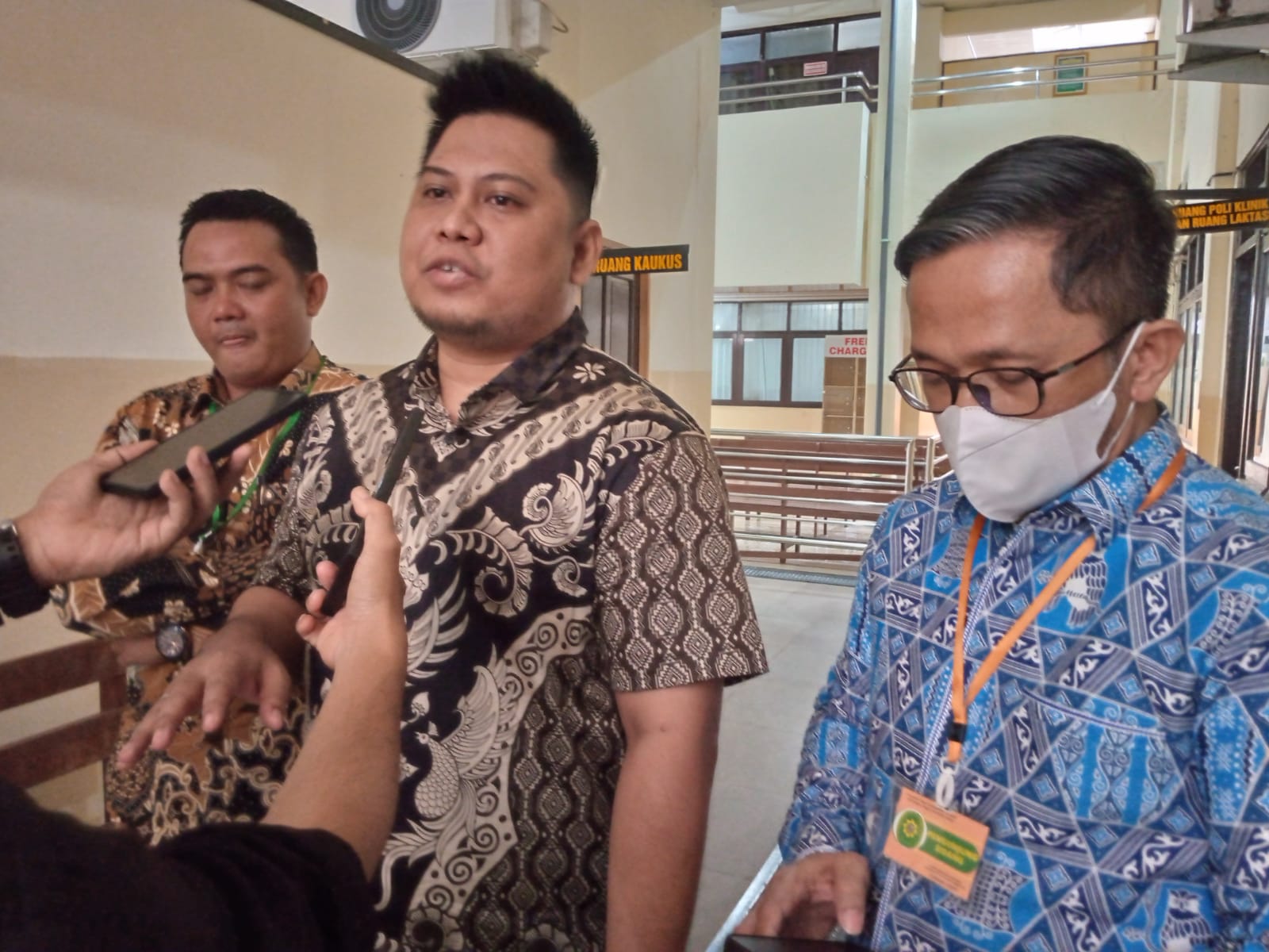 Muhammad Isrof dan Mustakim Aulawi serta Supriadi pihak pemohon dalam Sidang Praperadilan di Pengadilan Negeri Banjarmasin Kamis (7/12/2023). (Foto: Rth/Koranbanjar.net)