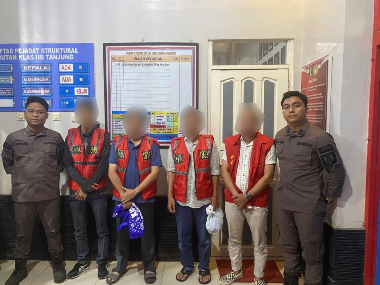 Empat tersangka kasus dugaan korupsi pembangunan Rumah Sakit Kelua sedang berada di tahanan Kejari Tabalong, Selasa (12/12/2023). (Foto: Kontras/Koranbanjar.net)