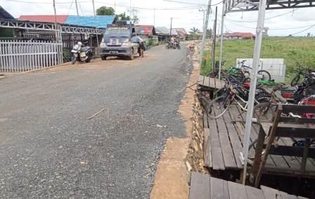 Peninggian jalan di Desa Mantaas yang berujung pada kasus hukum.