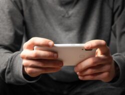 Berapa Lama Menatap Layar Handphone? Begini Saran Dokter Spesialis Mata di RSD Idaman Banjarbaru
