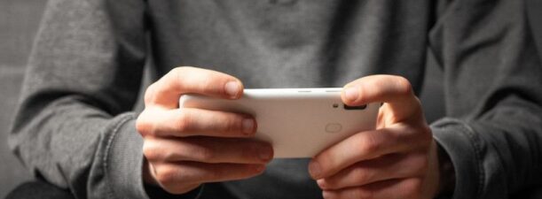 Berapa Lama Menatap Layar Handphone? Begini Saran Dokter Spesialis Mata di RSD Idaman Banjarbaru