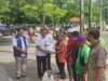 Kepala Bappedalitbang Kabupaten Banjar, Nashrullah Shadiq, secara simbolis menyerahkan bantuan pangan beras kepada 10 Keluarga Penerima Manfaat (KPM), Rabu (31/1/2024). (Foto: DKISP Kabupaten banjar/Koranbanjar.net)