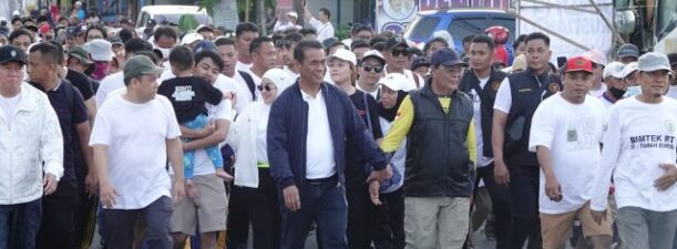 Paman Birin Bersama Puluhan Ribu Peserta Ikuti Jalan Sehat Batulicin Festival 2023