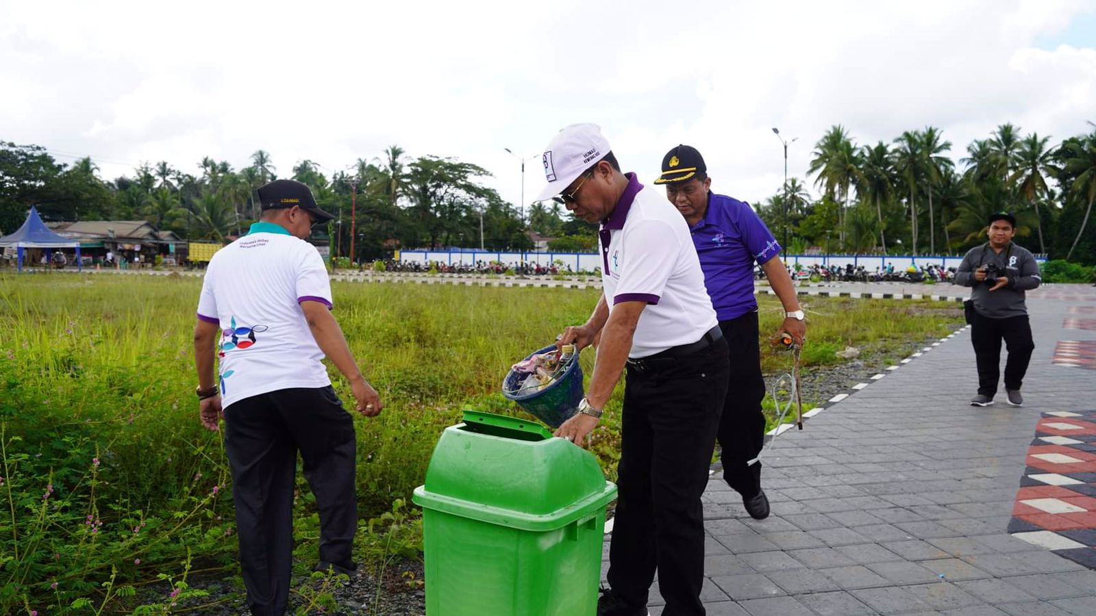 Jajaran pegawai Kantor Kemenag Kabupaten HSS melaksanakan bakti sosial membersihkan masjid, Rabu (3/1/2023) pagi. (Foto: Kemenag HSS/Koranbanjar.net))