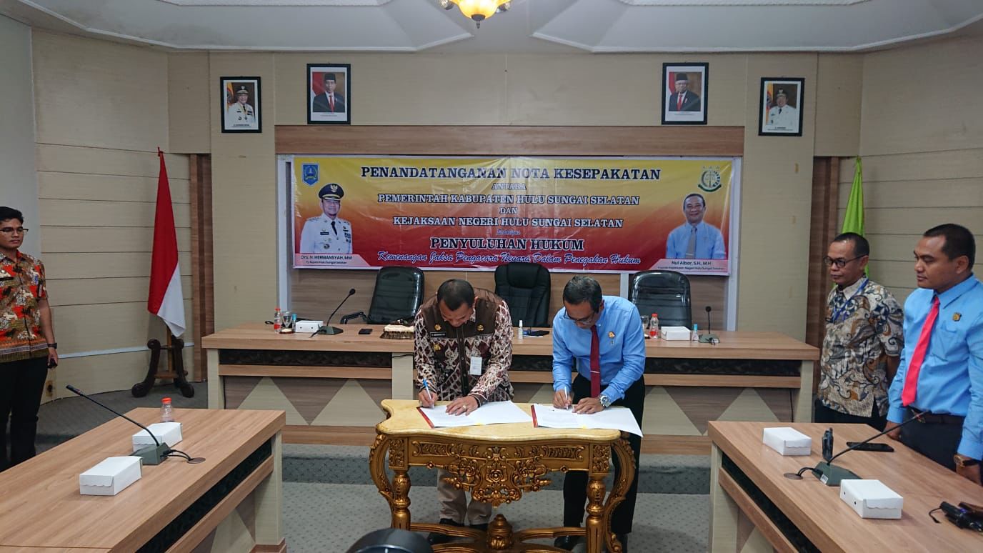 Penandatanganan MoU antara Pemkab HSS dengan Kejari HSS terkait pendampingan hukum perdata dan TUN. (Foto: Devi/Koranbanjar.net)