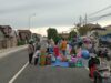 Pedagang barang obralan pecah belah berjualan di badan jalan Jembatan Kembar tahap 1 di Jalan Tembus Mantul Kecamatan Banjarmasin Selatan, Selasa (30/1/2023). (Foto: Koranbanjar.net)