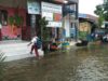 Halaman SD Basirih 5 Banjarmasin terendam air setinggi 8 centimeter dampak hujan lebat beberapa hari, Banjarmasin, Selasa (16/1/2024). (Foto: Koranbanjar.net)