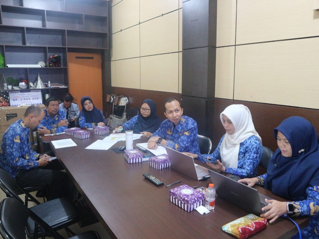 Monitoring dan Evaluasi (Monev) capaian kinerja SKPD mitra Bappedalitbang Kabupaten Banjar bidang Ekonomi dan SDA, bertempat di Klinik Perencanaan Bappedalitbang Kabupaten Banjar. (Foto: Bappedalitbang Kabupaten Banjar/Koranbanjar.net)