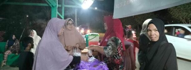 Jemaah Haul Guru Sekumpul Dibagikan Wadai Tambak Anyar di Bincau Indah I