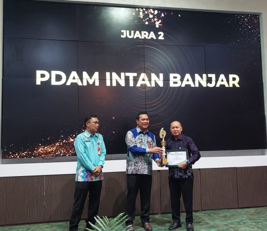 Direktur Utama PTAM Intan Banjar Syaiful Anwar (kanan) menerima penghargaan Eco Office Tahun 2023 yang diserahkan oleh Wali Kota Banjarbaru, Aditya Mufti Ariffin. (Foto: Humas PTAM Intan Banjar/Koranbanjar.net)