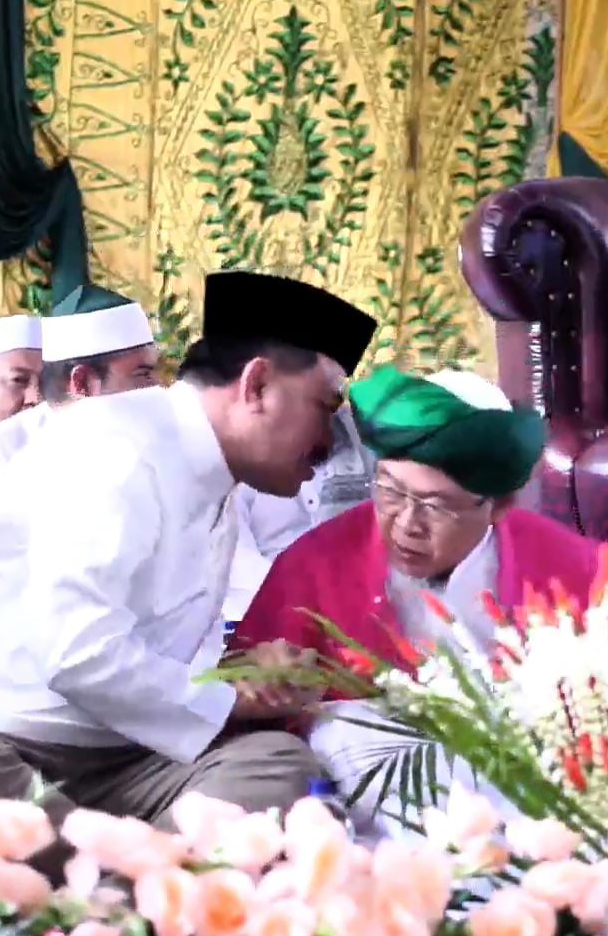 Pangeran Khairul Saleh berbicara dengan KH Zainal Hakim bin Syekh Ahmad Marzuki. (Foto: Koranbanjar.net)