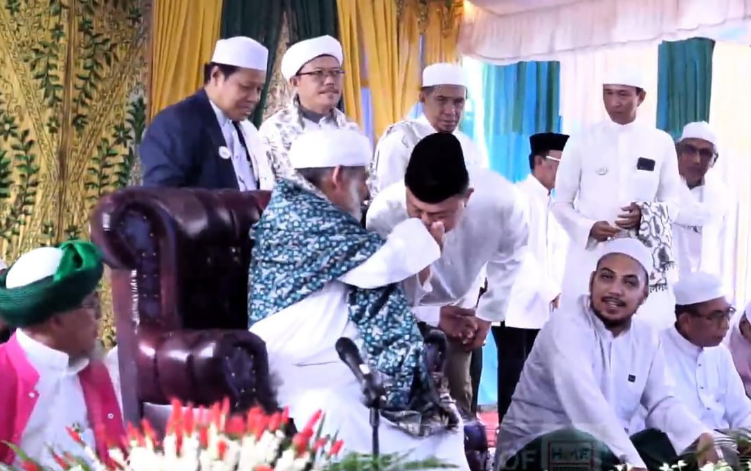 Pangeran Khairul Saleh sungkem dengan Habib Ali bin Abdullah Al Iderus. (Foto: Koranbanjar.net)