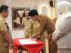 Penandatanganan perjanjian komitmen inovasi lingkup Pemkab Banjar, di Mahligai Sultan Adam lantai 2 Martapura, Selasa (6/2/2024) siang. (Foto: Bappedalitbang Kabupaten Banjar/Koranbanjar.net)