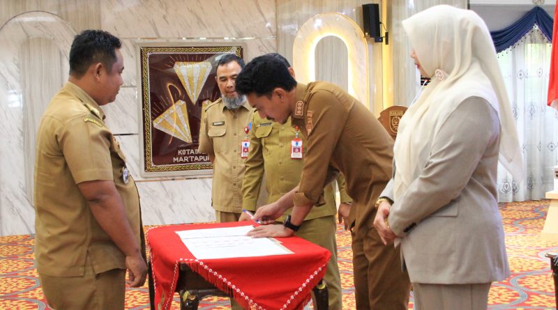 Penandatanganan perjanjian komitmen inovasi lingkup Pemkab Banjar, di Mahligai Sultan Adam lantai 2 Martapura, Selasa (6/2/2024) siang. (Foto: Bappedalitbang Kabupaten Banjar/Koranbanjar.net)