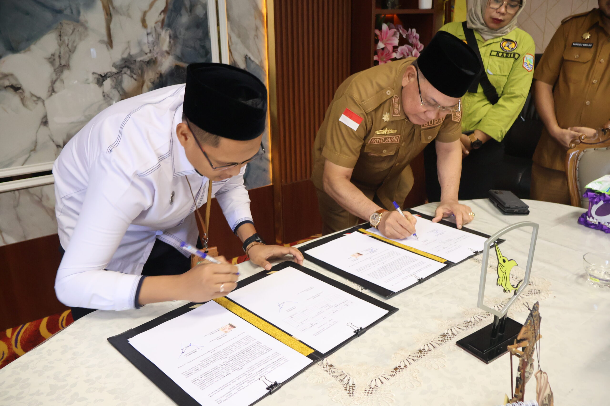 Bupati Kotabaru H Sayed Jafar (kanan) melakukan penandatanganan hibah pembangunan mess Pengadilan Negeri (PN) Kotabaru, Senin (12/2/2024). (Foto: Kominfo Kotabaru/Koranbanjar.net)
