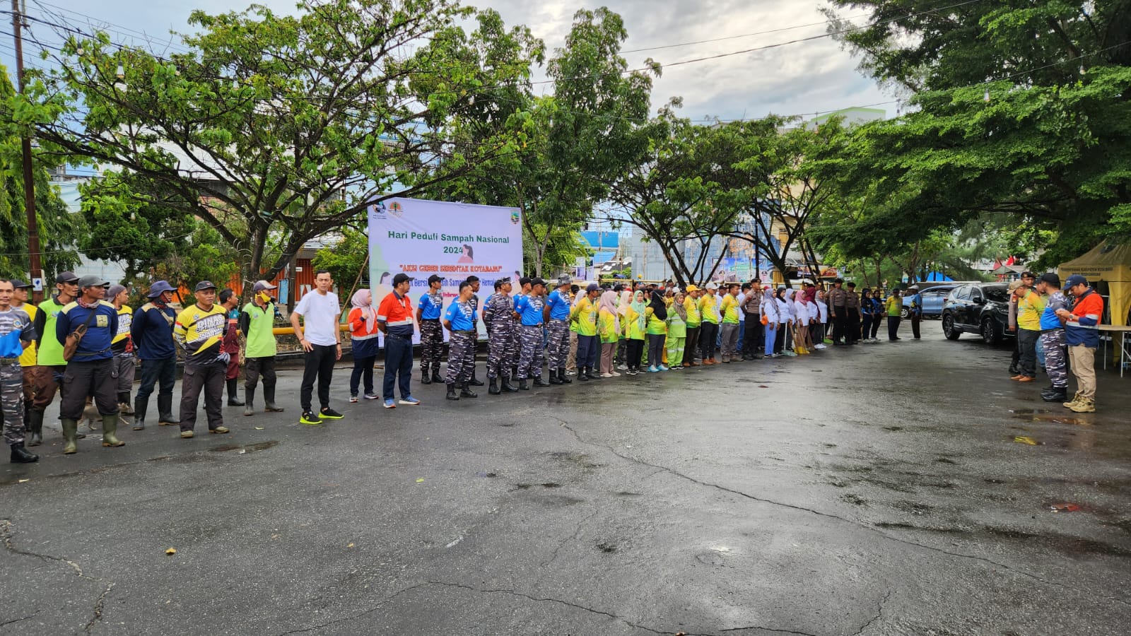Dinas Lingkungan Hidup (DLH) Kabupaten Kotabaru menggelar kegiatan Gerakan Bersih-bersih Serentak atau "Geber", yang dipusatkan di kawasan Pasar Kemakmuran Kotabaru, Jumat (23/2/2024). (Foto: Kominfo Kotabaru/Koranbanjar.net)