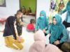 Ketua Tim Penggerak PKK Kabupaten Kotabaru, Fatma Idiana Sayed Jafar monitoring pelaksanaan posyandu, di Desa Mekarpura, Kecamatan Pulau Laut Tengah, Selasa (20/2/2024). (Foto: Kominfo Kotabaru/Koranbanjar.net)