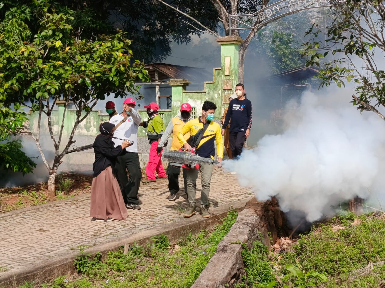 Fogging atau pengasapan yang dilakukan oleh Dinas Kesehatan Kabupaten Kotabaru di Desa Sebelimbingan, Kecamatan Pulau Laut Utara, Selasa (6/12/2024). (Foto: Kominfo Kotabaru/Koranbanjar.net)