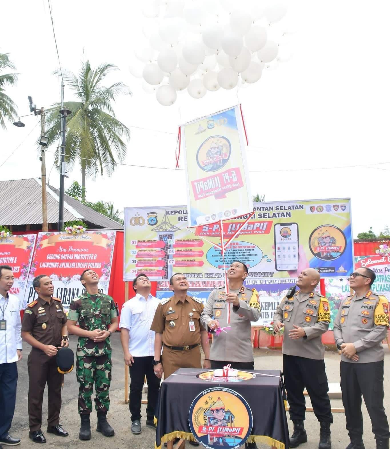 Penerbangan balon ke udara oleh Kapolda Kalsel Irjen Winarto, tanda diresmikannya peluncuran aplikasi Limapi. (Foto: Devi/Koranbanjar.net)