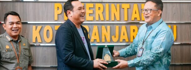 Pemko Banjarbaru Terima Hibah Mobil Operasional Dari Bank Indonesia