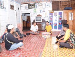 Polres HSS Besuk Anggota KPPS yang Sakit Usai Bertugas