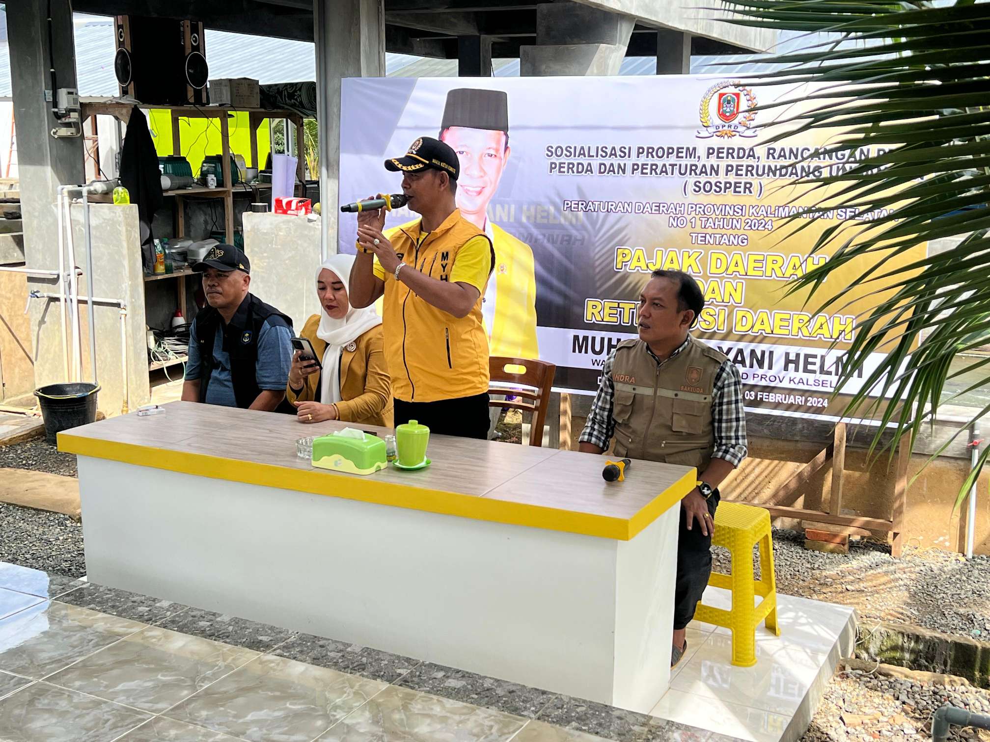Wakil Ketua Komisi II DPRD Kalsel, Muhammad Yani Helmi melaksanakan sosialisasi Perda Pajak dan Retribusi Daerah, di Desa Sari Gadung, Kecamatan Simpang Empat, Kabupaten Tanah Bumbu, Jumat (2/2/2024). (Foto: Humas DPRD Kalsel/Koranbanjar.net)