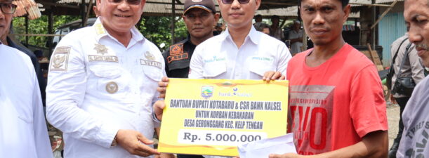 Bupati Kotabaru Serahkan Bantuan Korban Kebakaran di Desa Geronggang
