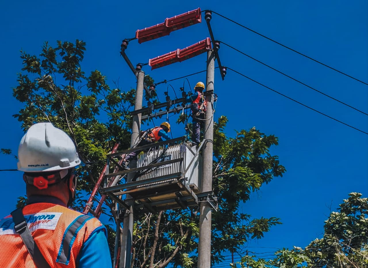 Ilustrasi petugas PLN secara rutin melakukan pemeliharaan infrastruktur untuk menjaga keandalan pasokan listrik bagi masyarakat. (Foto: PLN/Koranbanjar.net)