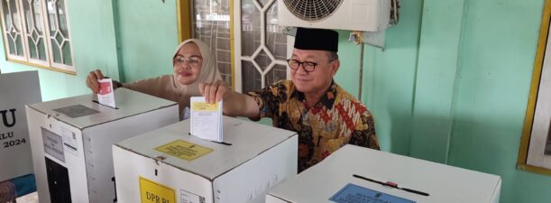 Pemilu 2024, Bupati Tabalong Bersama Keluarga Nyoblos di TPS 6 Pembataan