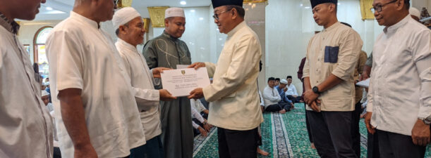Bupati Tabalong Serahkan Dana Hibah ke Pengelola Masjid dan Yayasan di Tiga Kecamatan