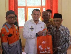 Pj Bupati HSS Bagikan Paket Ramadan PT AGM untuk Masyarakat