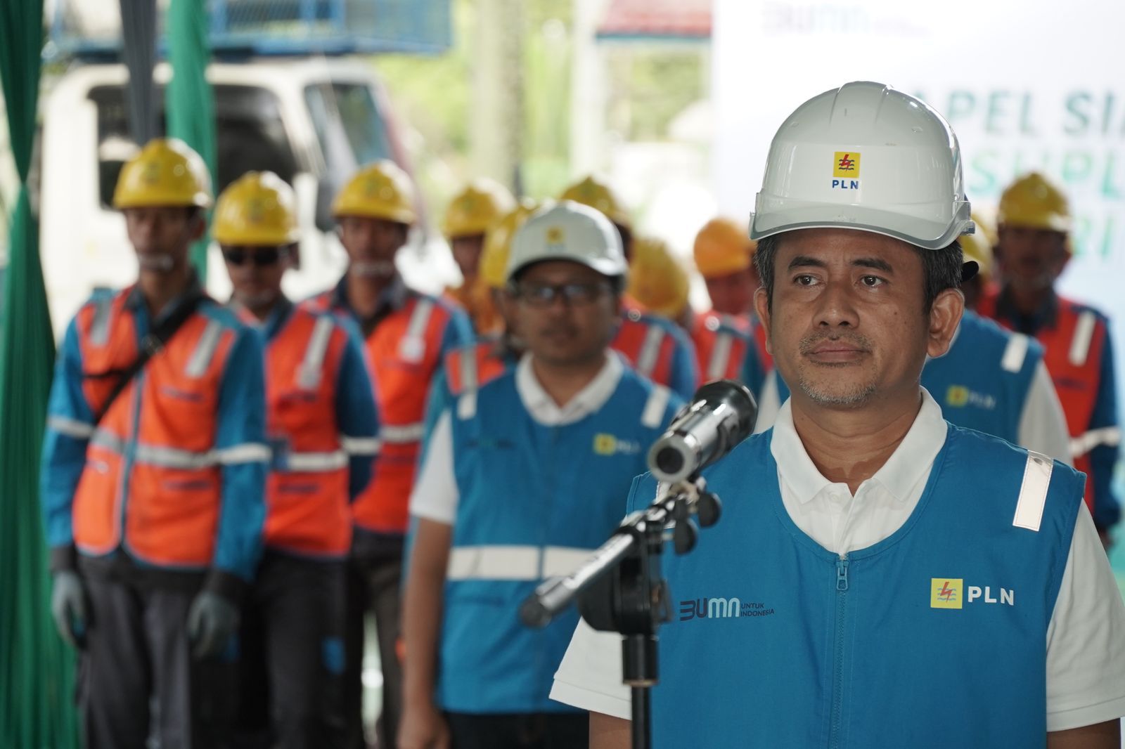 General Manager PLN UID Kalselteng Muhammad Joharifin beserta Personil Gabungan dalam kegiatan Apel Siaga Kelistrikan Idul Fitri 1445 secara daring oleh PLN se Indonesia pada Sabtu (6/4/2024) di Banjarbaru, Kalimantan Selatan. (Foto: PLN UID Kalselteng/Koranbanjar.net)