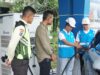 General Manager PLN UID Kalselteng Muhammad Joharifin didampingi Senior Manager Keuangan, Komunikasi dan Umum Sigit Fanani saat melakukan pengecekan dan menggunakan SPKLU untuk mengisi mobil listrik di SPKLU Kantor UID Kalselteng di Banjarbaru. (Foto: PLN UID Kalselteng/Koranbanjar.net)