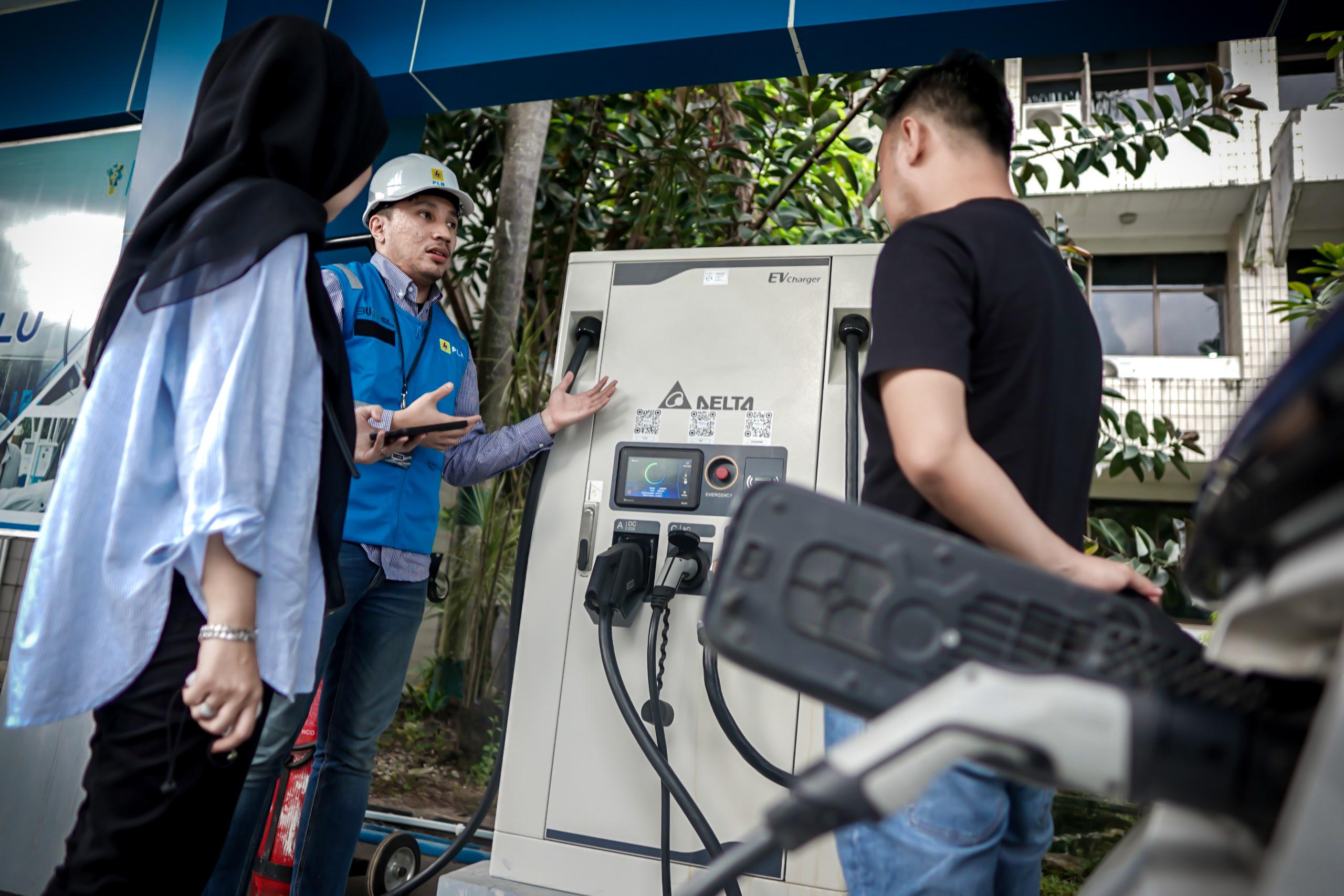 Petugas PLN menjelaskan fasilitas pengisian daya kendaraan listrik kepada pengguna di SPKLU yang berada di Kantor PLN UID Kalselteng, Banjarbaru, Kalimantan Selatan. (Foto: PLN UID Kalselteng/Koranbanjar.net)