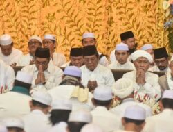 Paman Birin dan Acil Odah Berbaur Jemaah Haul Datu Kalampayan