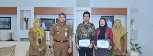 Pj Bupati HSS Beri Penghargaan Dua Dokter yang Selesaikan Masa Tugas