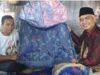 Iwan Alabio (kanan) saat mengunjungi masyarakat pengrajin di Kabupaten HSU. (Foto: Koranbanjar.net)