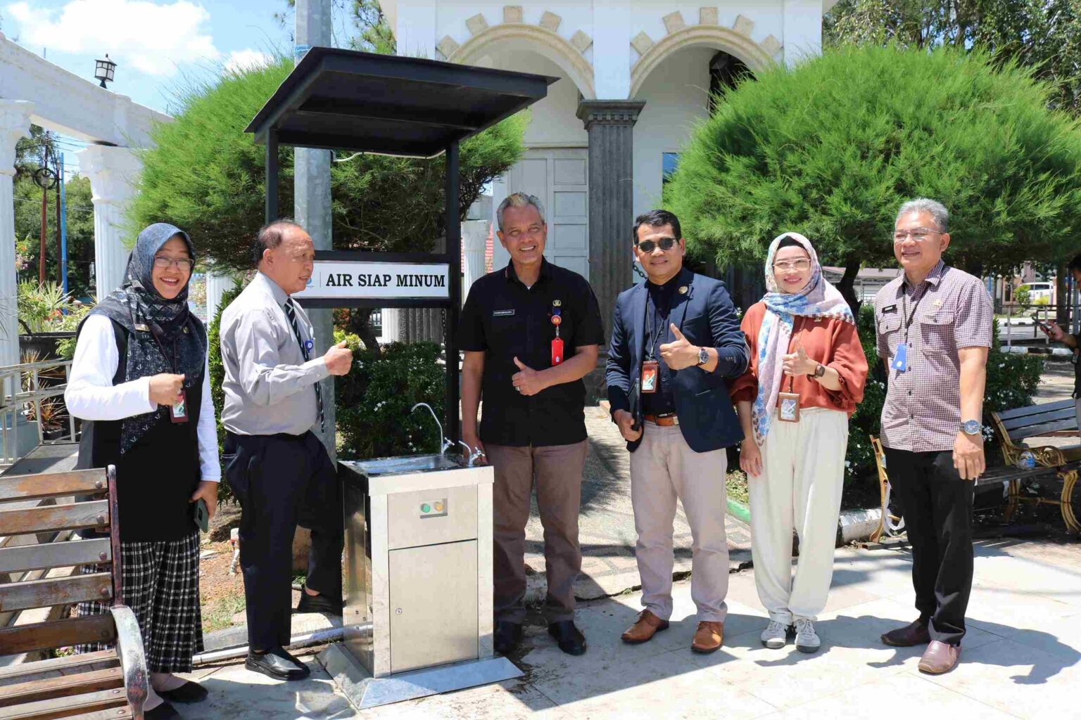 Sekretaris Daerah (Sekda) Kota Banjarbaru, Said Abdullah turut mencoba perdana fasilitas air siap minum di kawasan Murdjani. (Foto: Humas PTAM Intan Banjar/Koranbanjar.net)