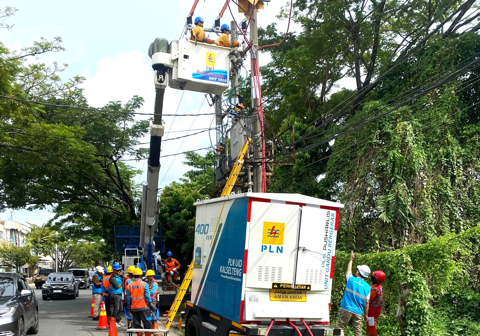 Didukung oleh armada dan peralatan yang canggih seperti High Voltage Insulated Skylift atau crane PDKB sentuh langsung, Gardu Bergerak (UGB), serta Gardu Portal, sehingga pekerjaan dapat dilaksanakan dengan keadaan Online tanpa padam dan pelanggan tetap bisa menikmati listrik yang menyala. (Foto: PLN UID Kalselteng/Koranbanjar.net)